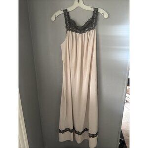 VANITY FAIR NIGHTGOWN Vintage 1960s  Lush Lace  TRICOT Size Medium